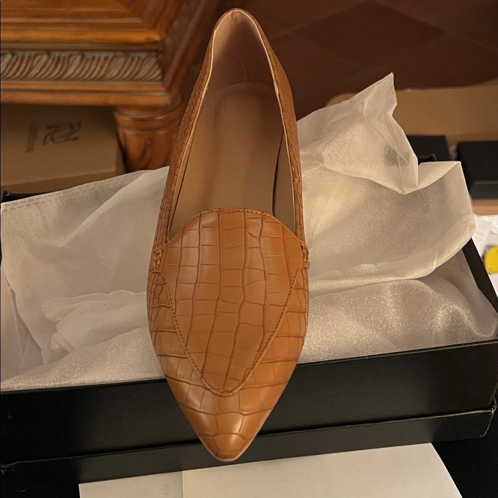 Women's Pointed Toe Croc-Embossed Leather Loafers - Tan